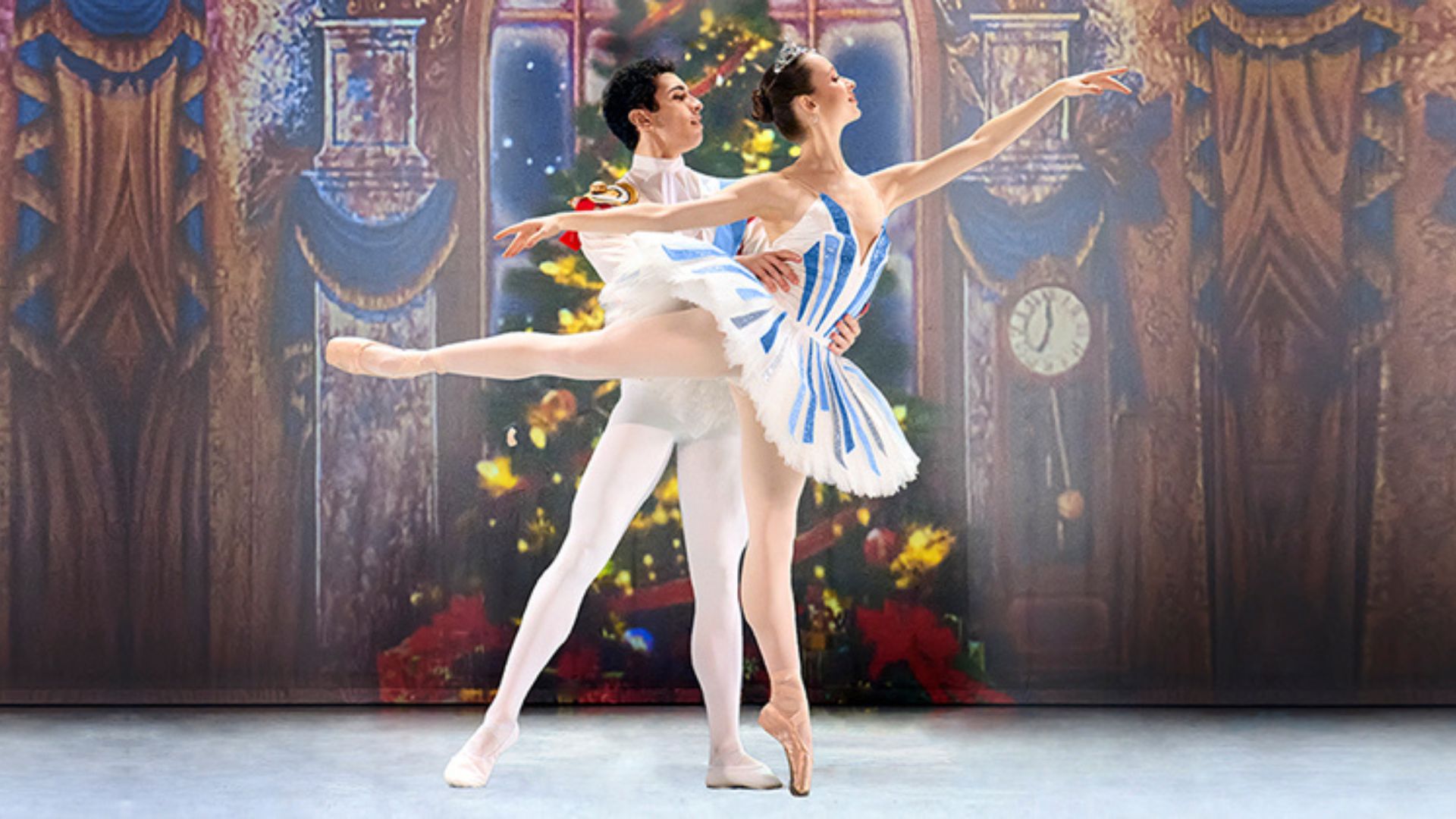 Male ballet dancer with his arms around female dancer En ponte